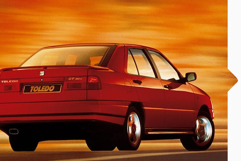 Heckansicht eines roten SEAt Toledo von 1995.