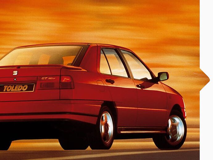 Heckansicht eines roten SEAt Toledo von 1995.