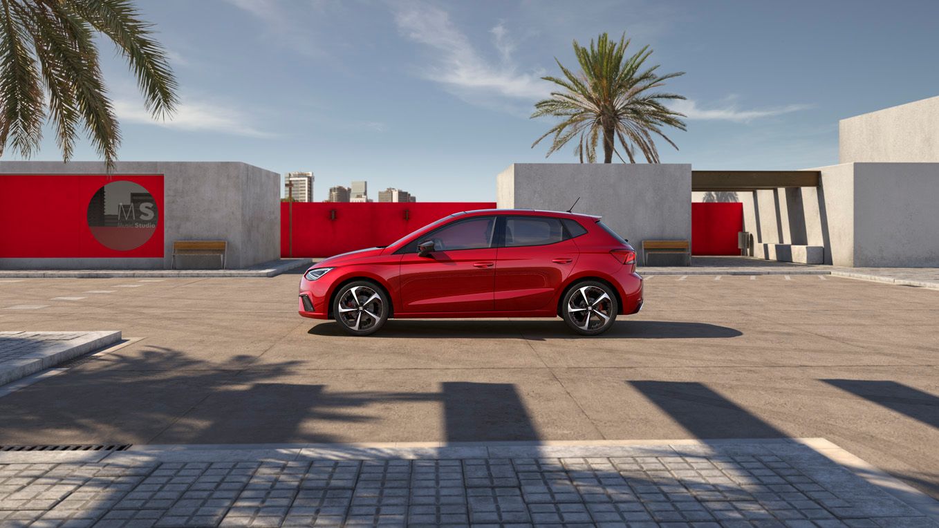 Seitenansicht eines roten SEAT Ibiza vor einem Gebäude mit Palmen im Hintergrund.