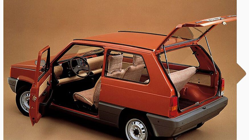 Ein roter SEAT Panda von 1980 mit geöffneten Türen und Heckklappe.