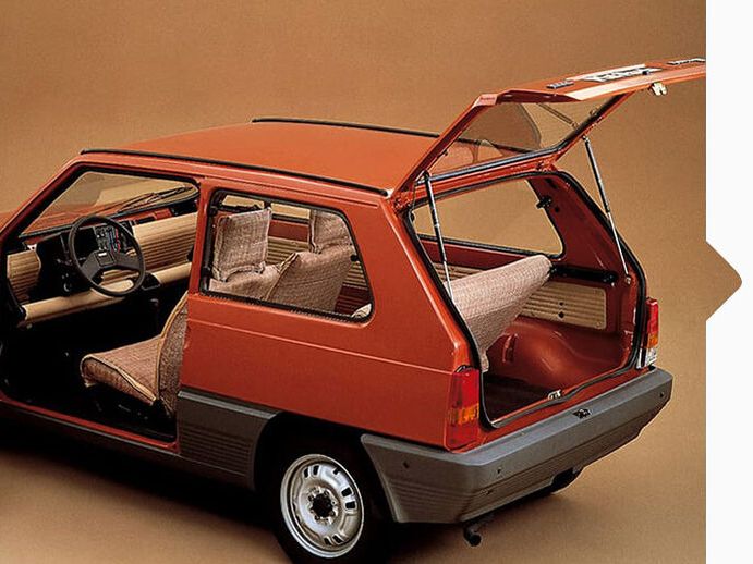 Ein roter SEAT Panda von 1980 mit geöffneten Türen und Heckklappe.