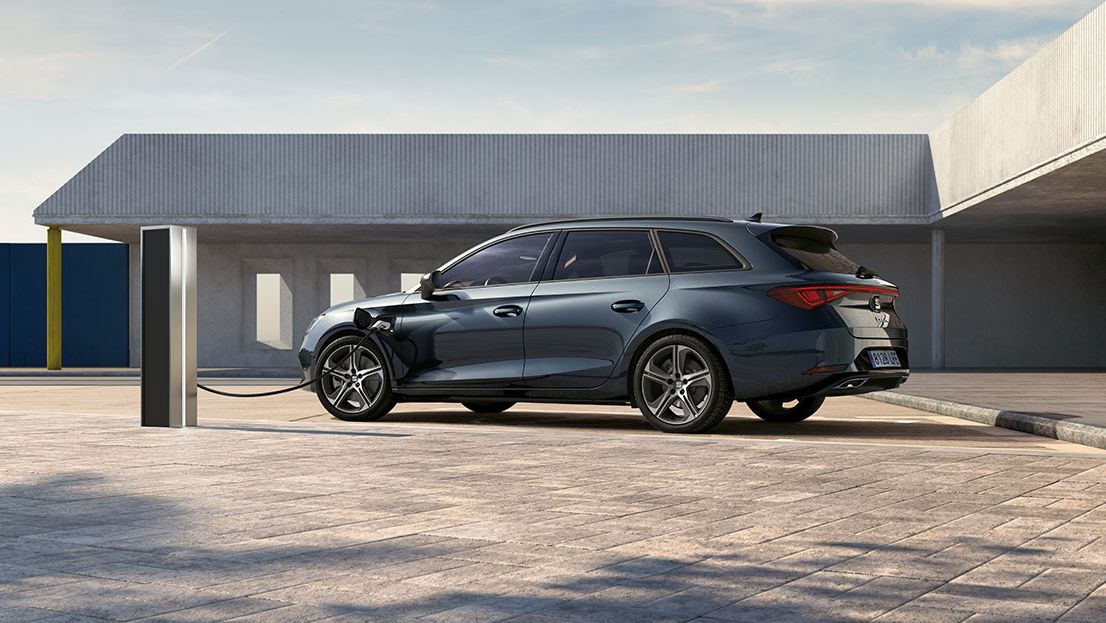 Ein SEAT Leon e-Hybrid in der Farbe Magnetic Tech beim Selbstladen