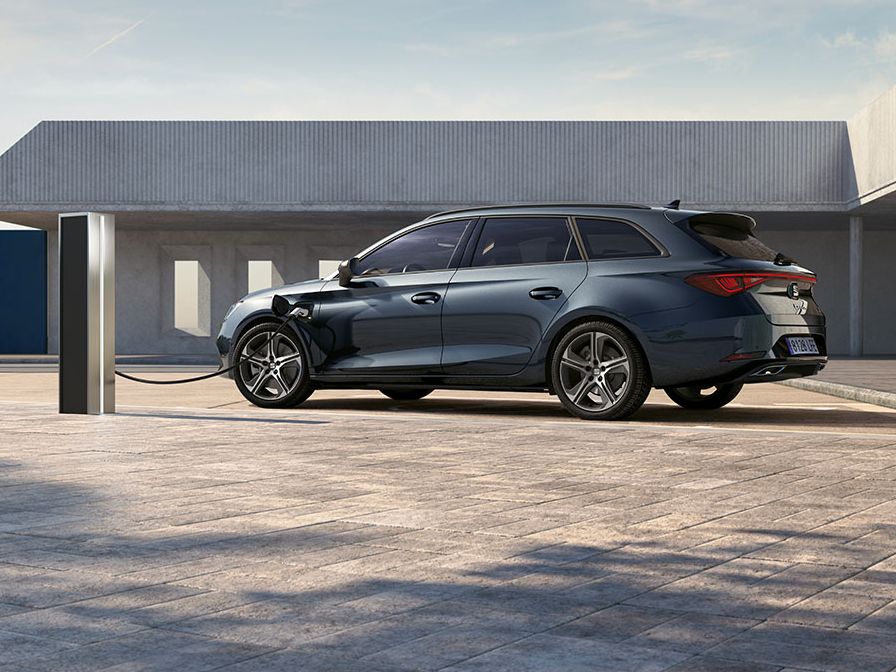 Ein SEAT Leon e-Hybrid in der Farbe Magnetic Tech beim Selbstladen