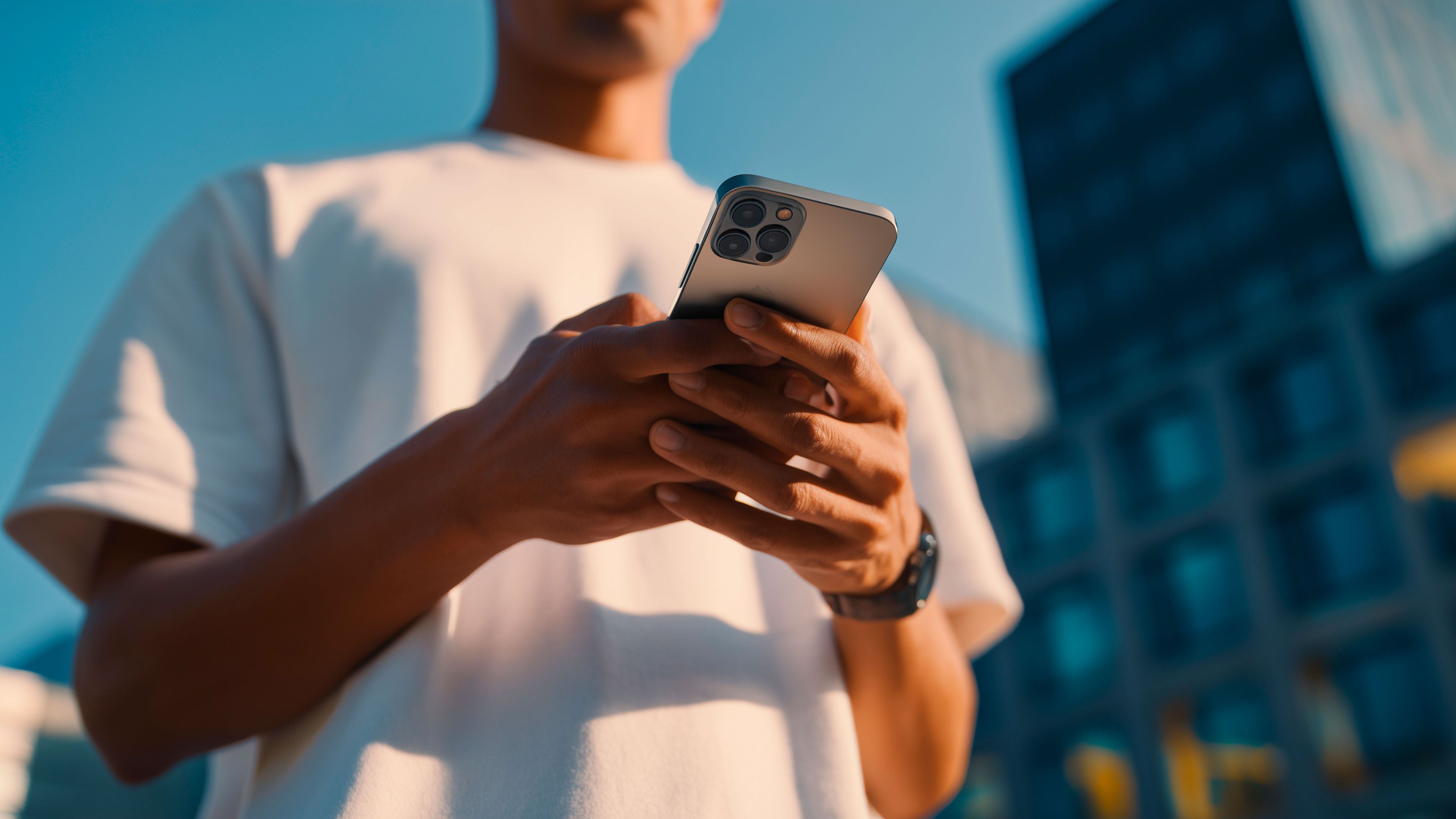 Mann nutzt sein Smartphone, um zu zeigen, wie einfach der Fernzugriff auf das Auto mit der My SEAT App ist.
