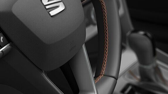Detailaufnahme eines SEAT Lenkrads.