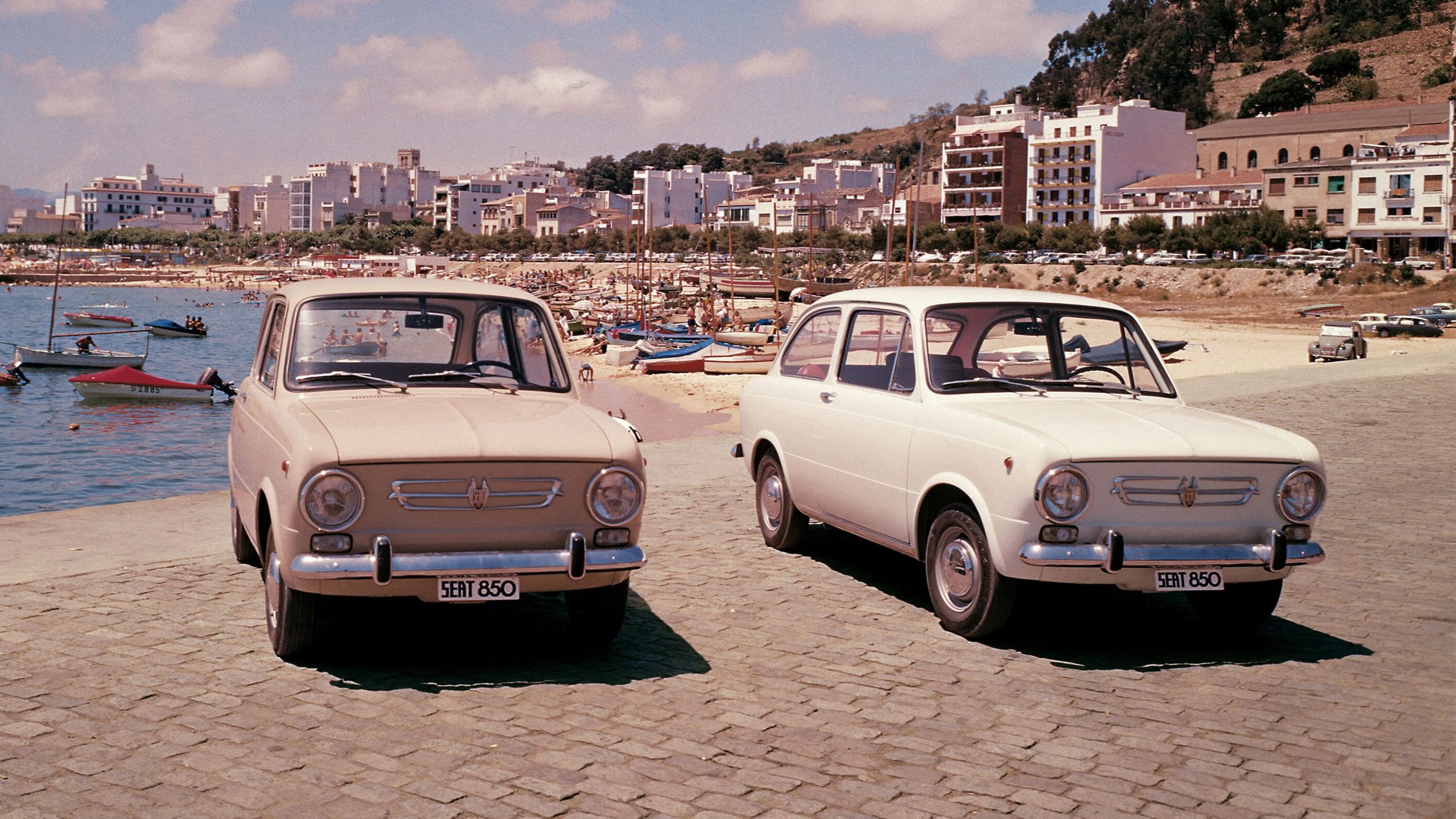 Zwei SEAT 850 Modelle an einem Strand Anfang der 60er Jahre.