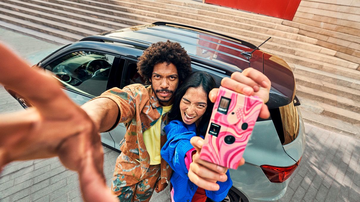 Pärchen vor dem SEAT Arona beim Selfie machen
