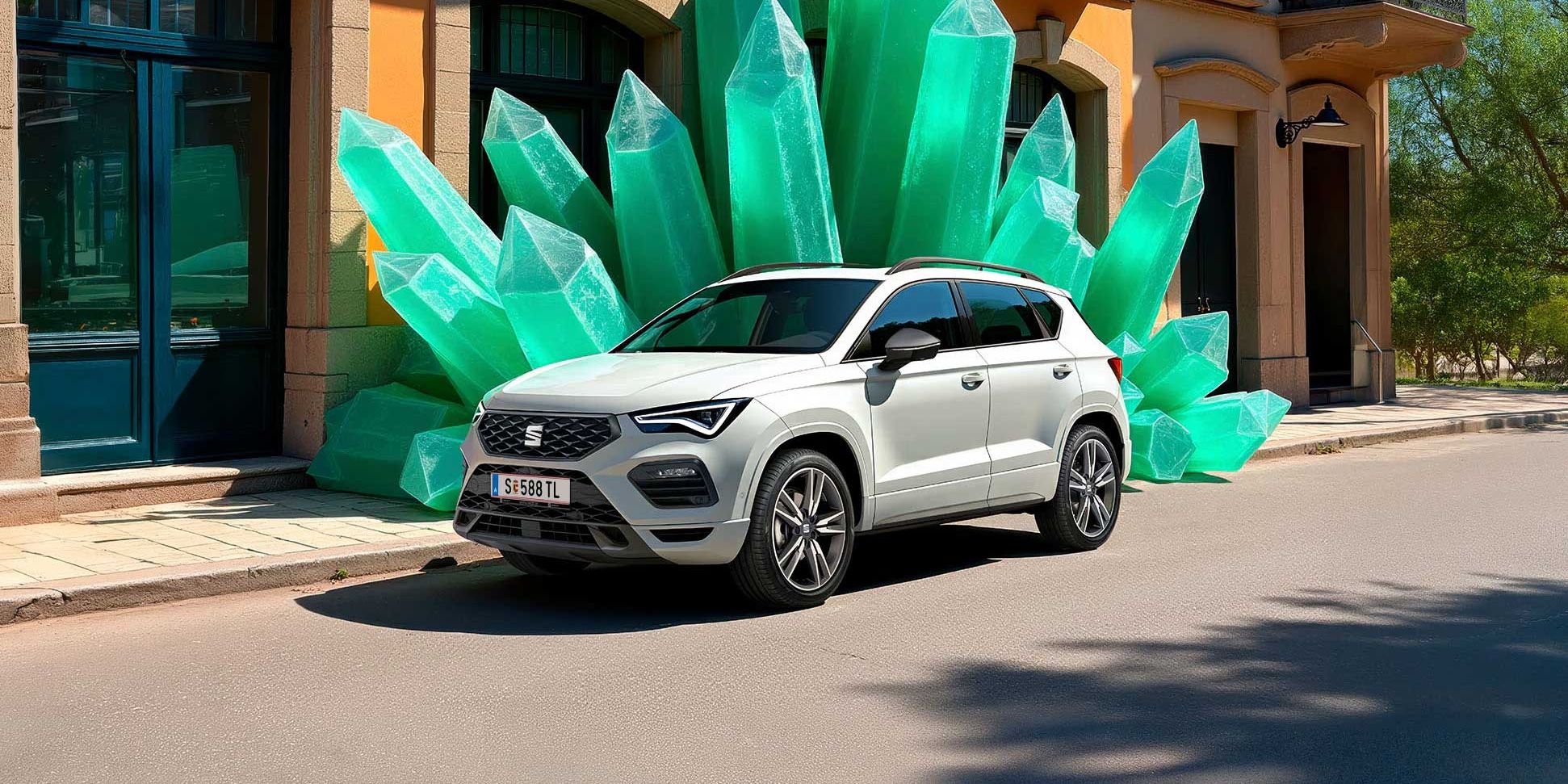 Ein weißer SEAT Ateca steht vor einem Gebäude, hinter dem Fahrzeug sind grüne Kristalle.