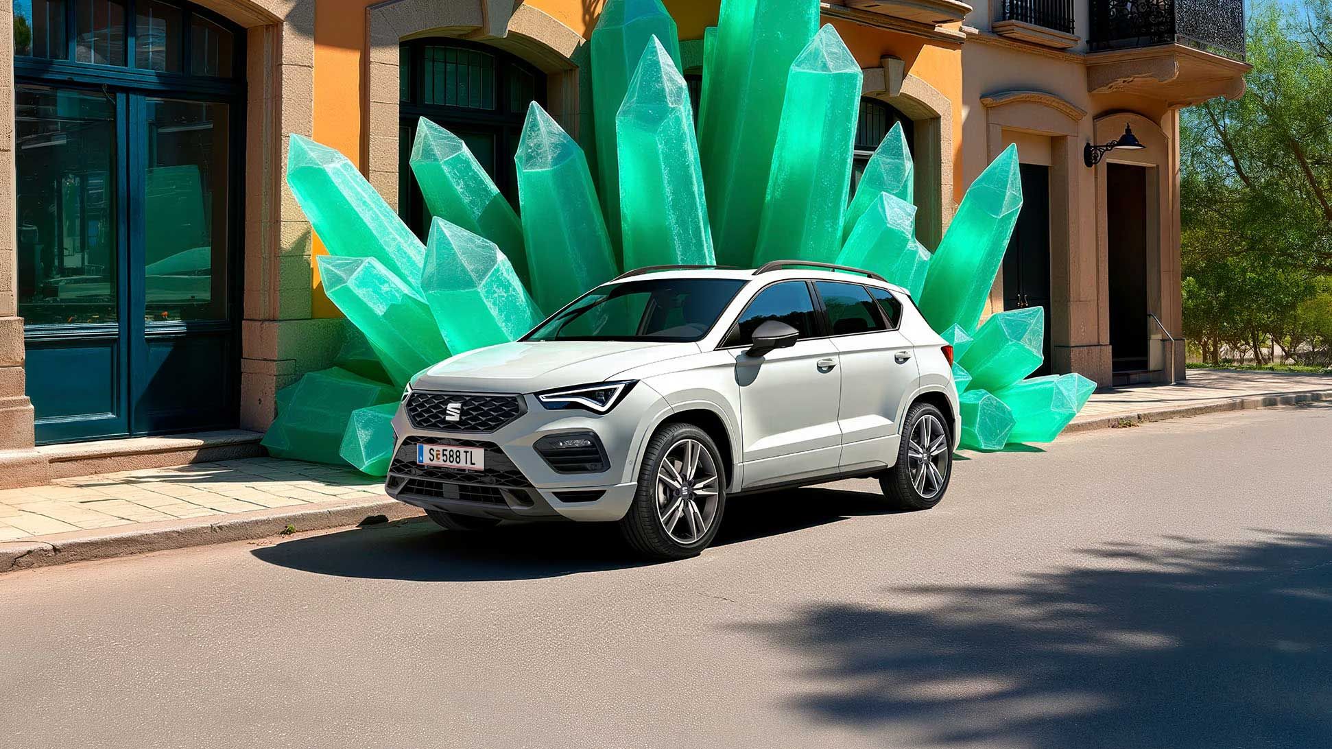 Ein weißer SEAT Ateca steht vor einem Gebäude, hinter dem Fahrzeug sind grüne Kristalle.