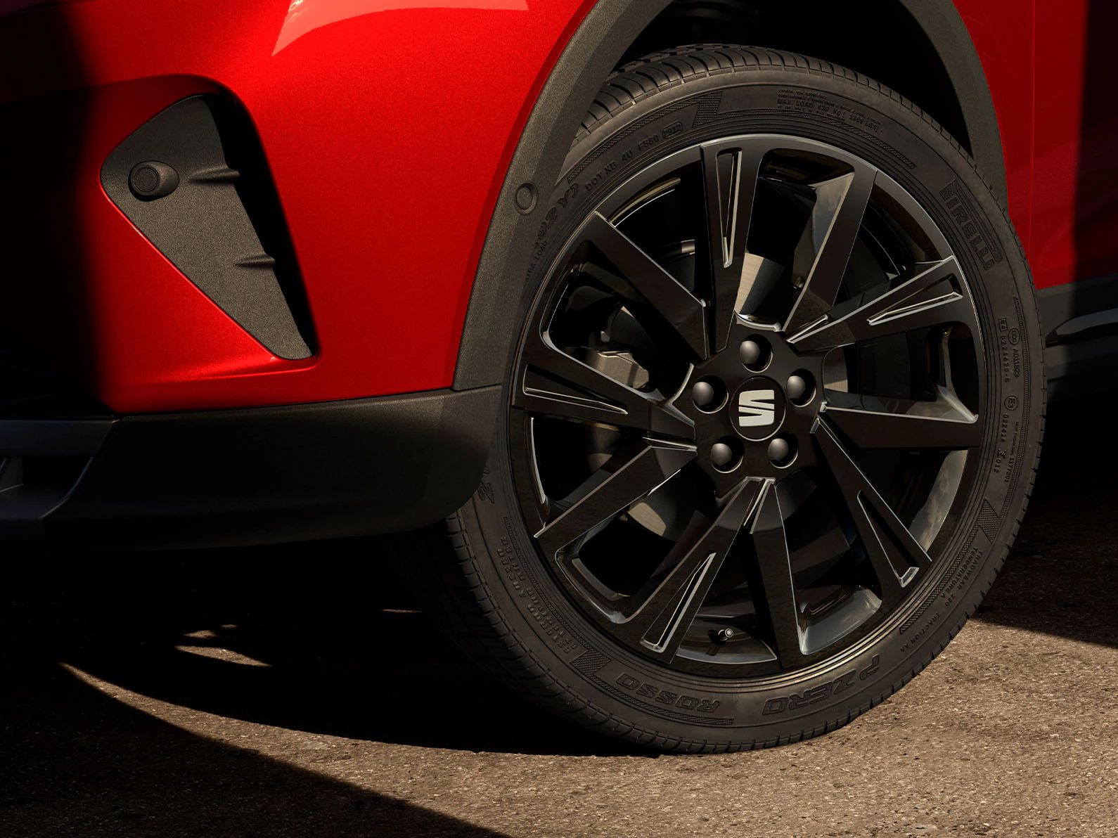 SEAT Arona FR in Desire Red mit schwarzem Dach und sportlichen Leichtmetallrädern