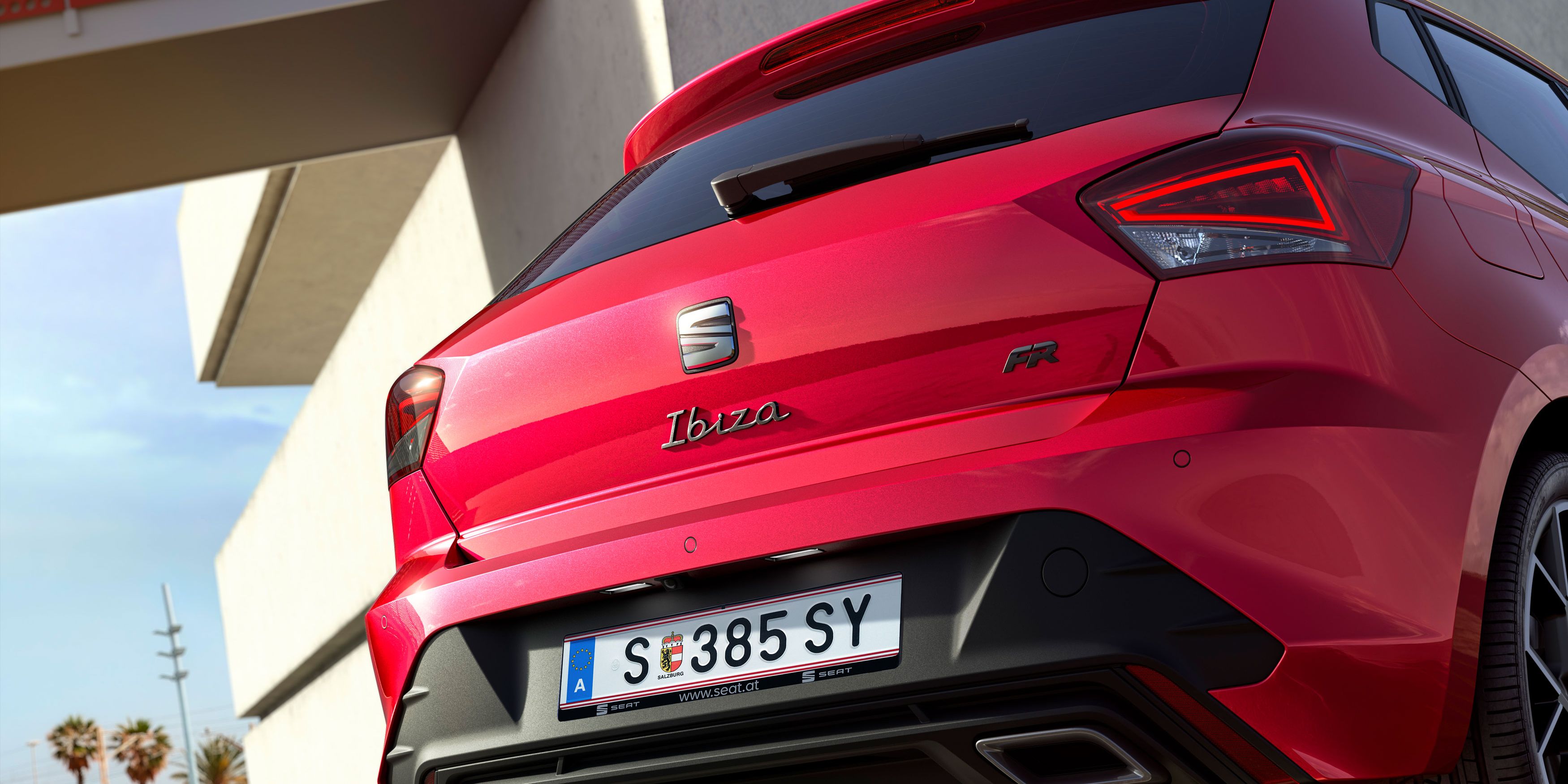 Heckansicht eines roten SEAT Ibiza, im Freien geparkt.