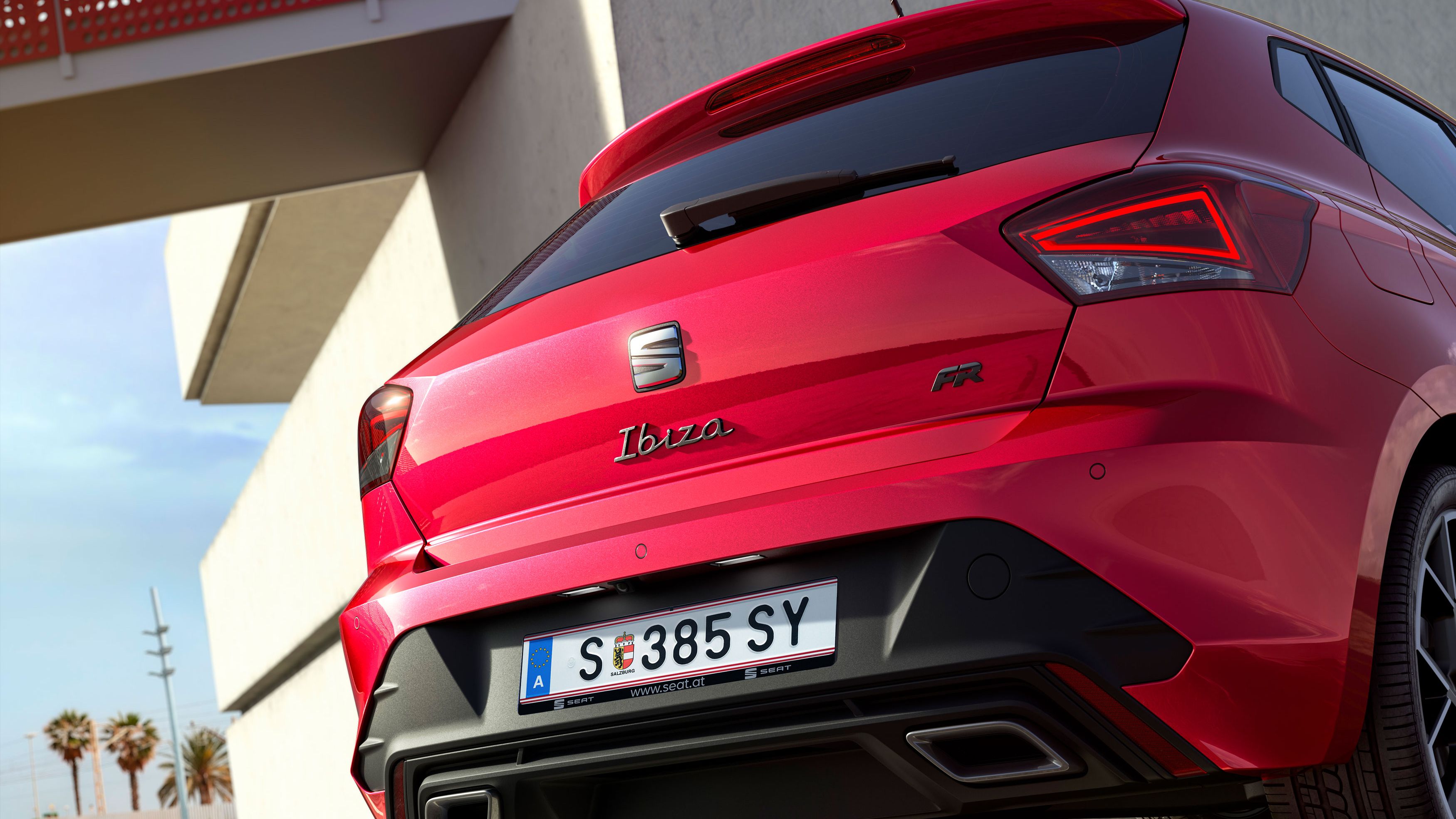 Heckansicht eines roten SEAT Ibiza, im Freien geparkt.