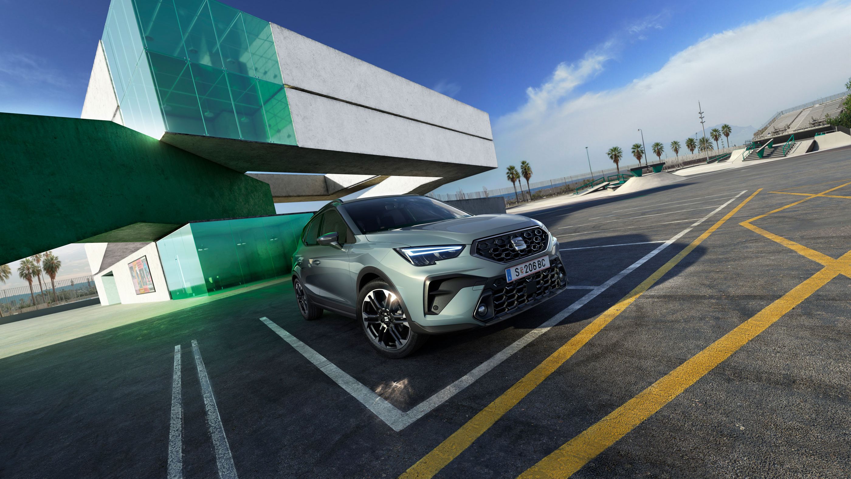 Gesamtansicht eines SEAT Arona 2025, im Freien geparkt.