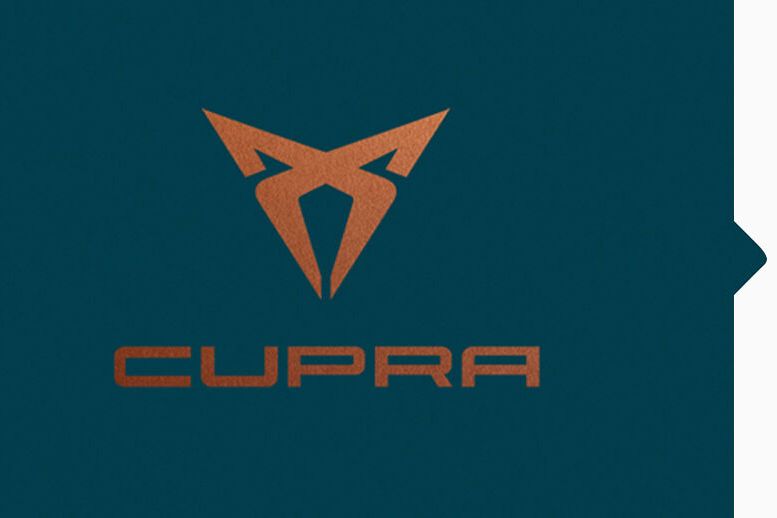 Das CUPRA Logo auf dunklem Türkisblau.