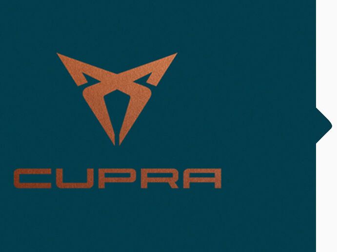 Das CUPRA Logo auf dunklem Türkisblau.