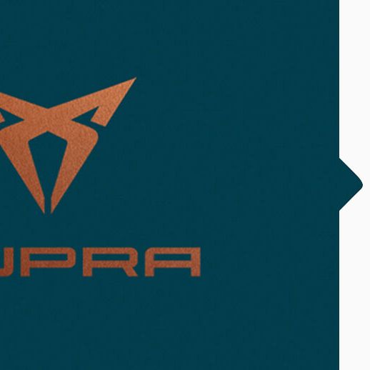 Das CUPRA Logo auf dunklem Türkisblau.