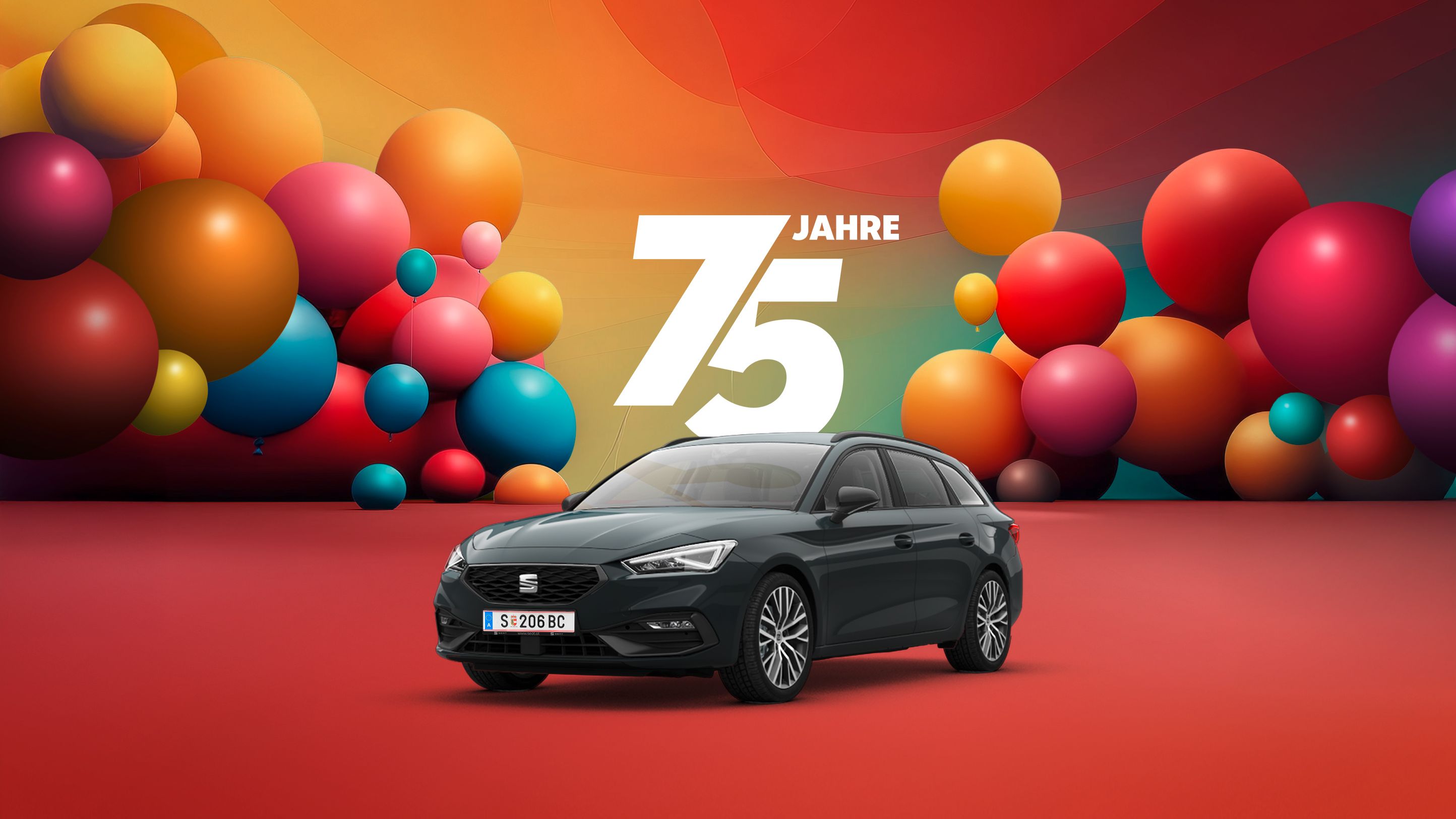 Jubiläumsangebot zum 75-jährigen Bestehen – farbenfrohe Luftballons und eine Darstellung von einem fjord blauen SEAT Leon Kombi