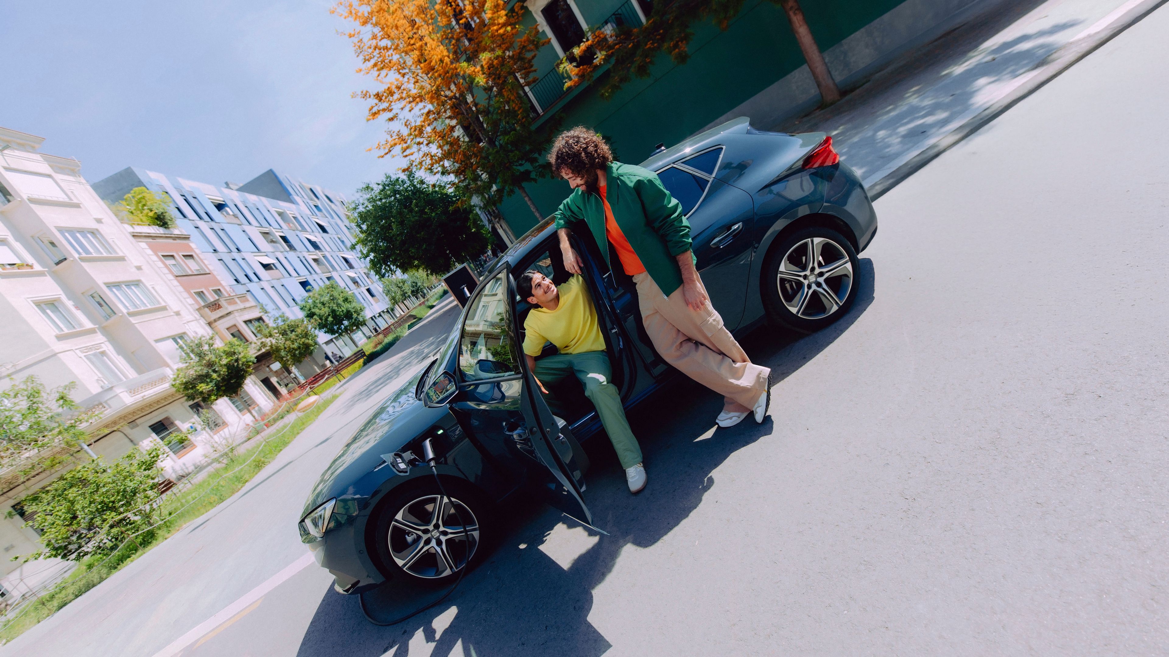 zwei Freunde vor dem SEAT Leon 