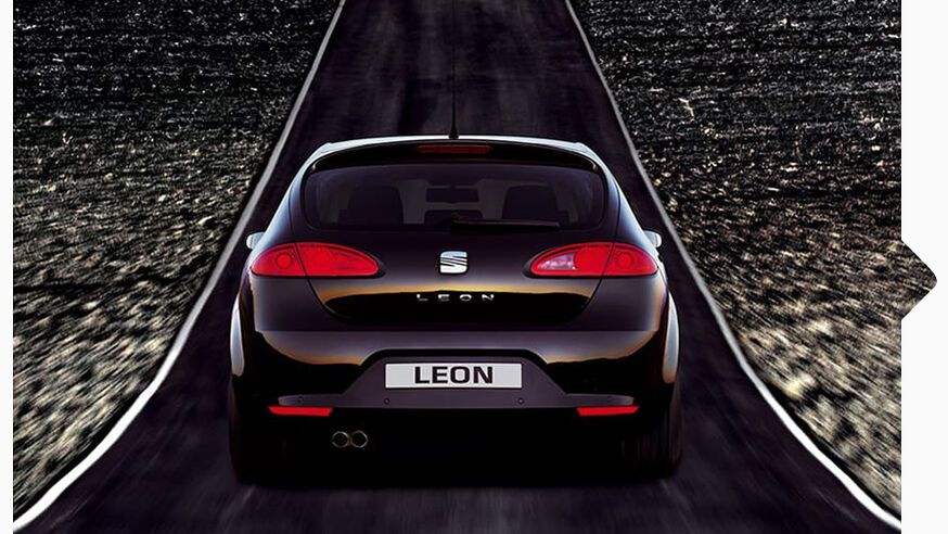 Heckansicht eines schwarzen SEAT Leon von 2005.