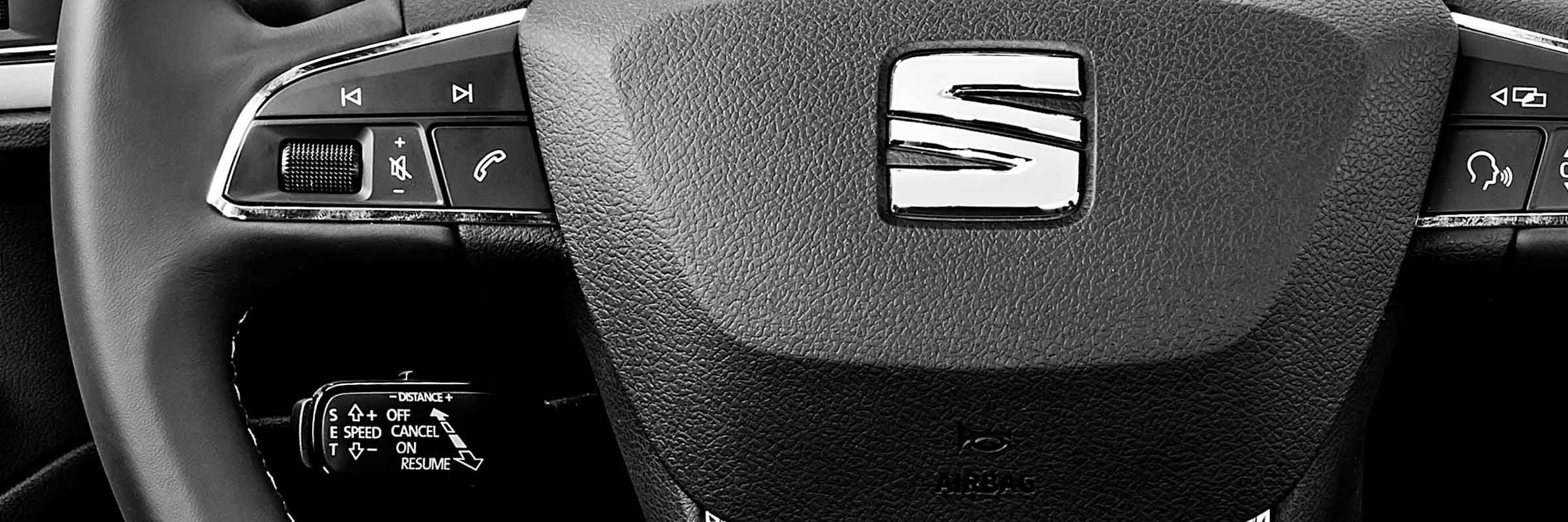 Detailansicht des SEAT Logos auf dem Lenkrad eines SEAT.