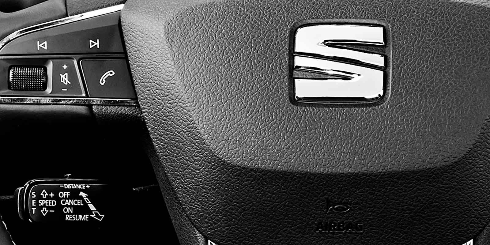 Detailansicht des SEAT Logos auf dem Lenkrad eines SEAT.