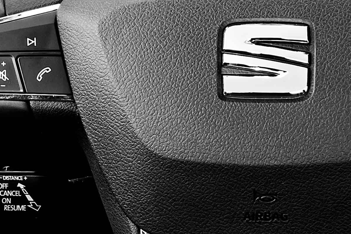 Detailansicht des SEAT Logos auf dem Lenkrad eines SEAT.