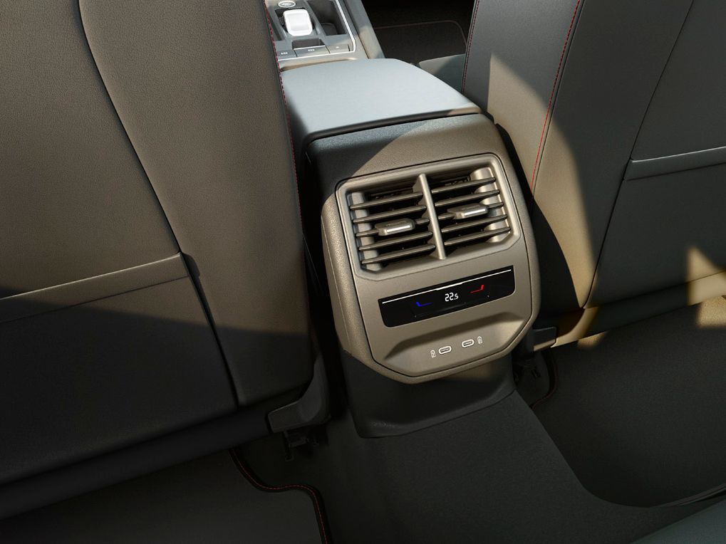 ie hintere Innenansicht des SEAT Leon zeigt das Comfort-Paket mit 3-Zonen-Climatronic-Klimaanlage