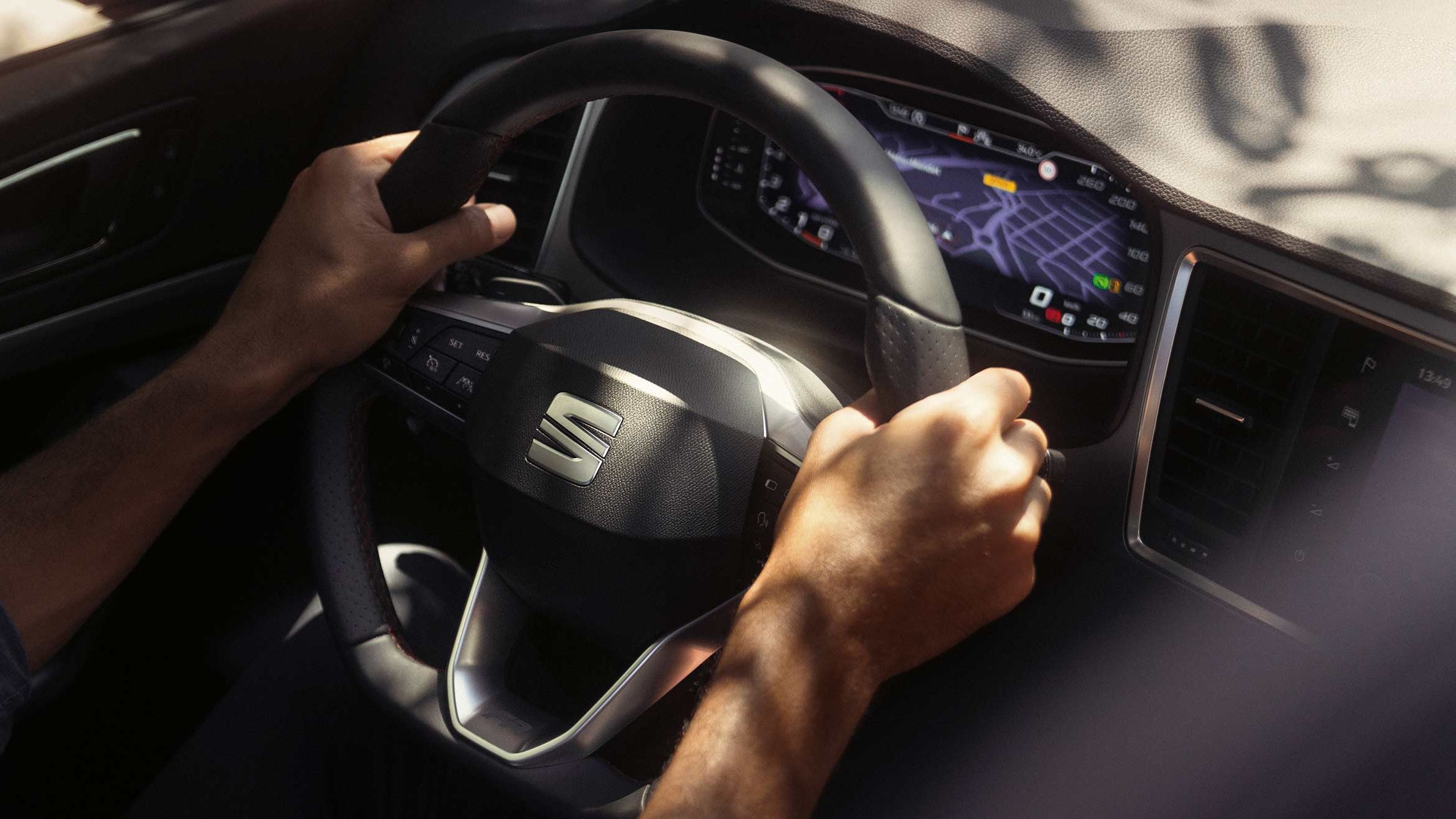 Mann fährt in einem SEAT Ateca 