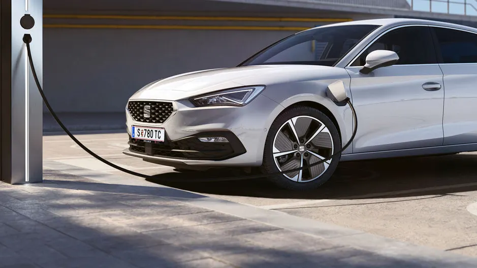 Der SEAT Leon Hybrid wird an einer Elektroladestation geladen