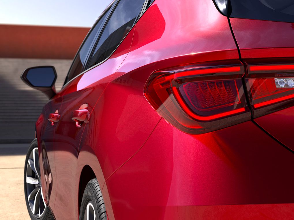 Detailansicht der Rückleuchten eines roten SEAT Leon 5-Türer 