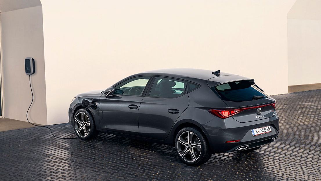 Der SEAT Leon Hybrid wird an einer Elektroladestation geladen